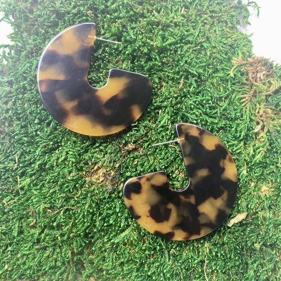 Leopard Chic Acrylic Tortoise Shell Hoop Earrings - Picture 6 of 7